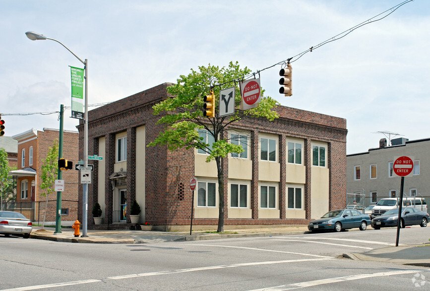 Corner Lot Canton 3101-3115 Eastern Ave portfolio of 3 properties for sale on LoopNet.com - Building Photo - Image 2 of 7