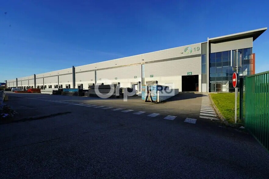 Industrial in Saint-Quentin-Fallavier for lease - Building Photo - Image 3 of 10