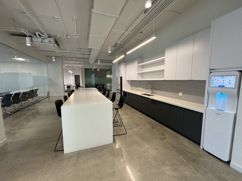 215-219 NW 24th St, Miami, FL for lease - Building Photo - Image 3 of 21
