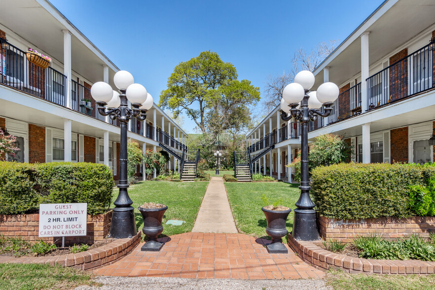 401 E Main St, Brenham, TX for sale - Primary Photo - Image 1 of 35