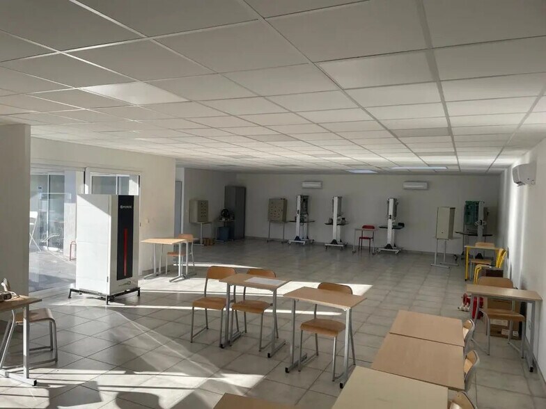 Office in Solliès-Pont for lease - Interior Photo - Image 2 of 6