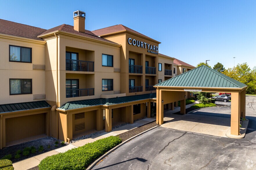 9789 Clark Dr, Rossford, OH 43460