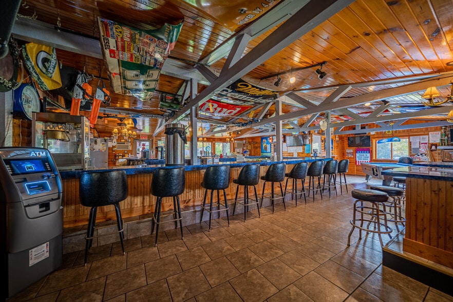 N10120 Parkway Rd, Crivitz, WI for sale - Building Photo - Image 1 of 43