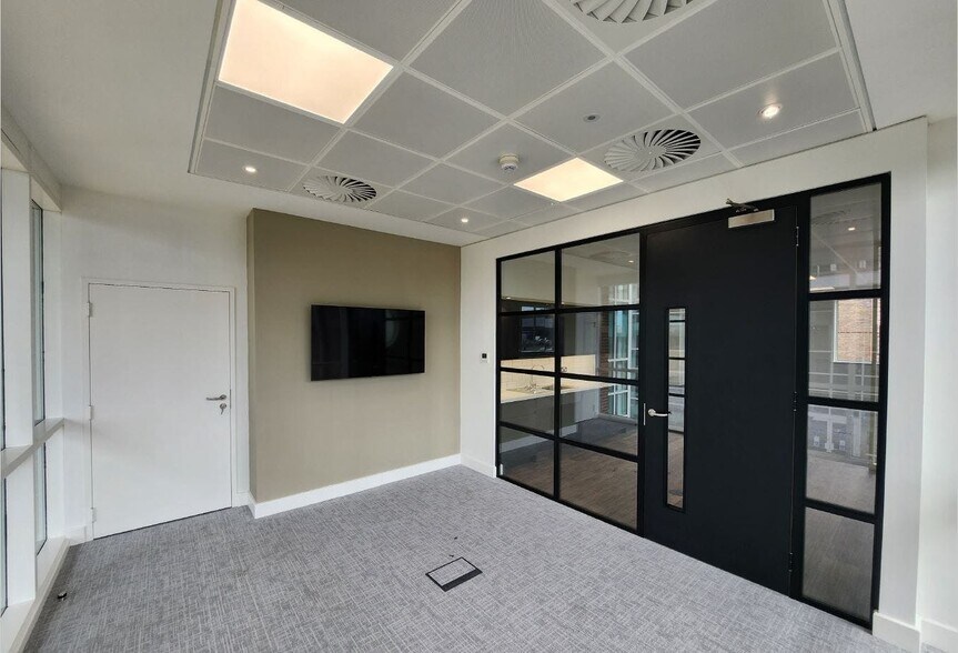 Fleming Way, Crawley for lease - Building Photo - Image 3 of 11