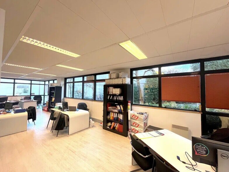 Office in Chambourcy for lease - Building Photo - Image 2 of 7