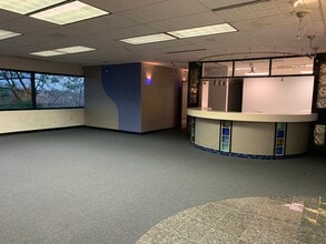 675 Old Ballas Rd, Creve Coeur, MO for lease Building Photo- Image 2 of 18