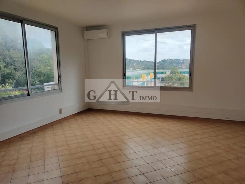 Office in Grasse for lease - Interior Photo - Image 2 of 5