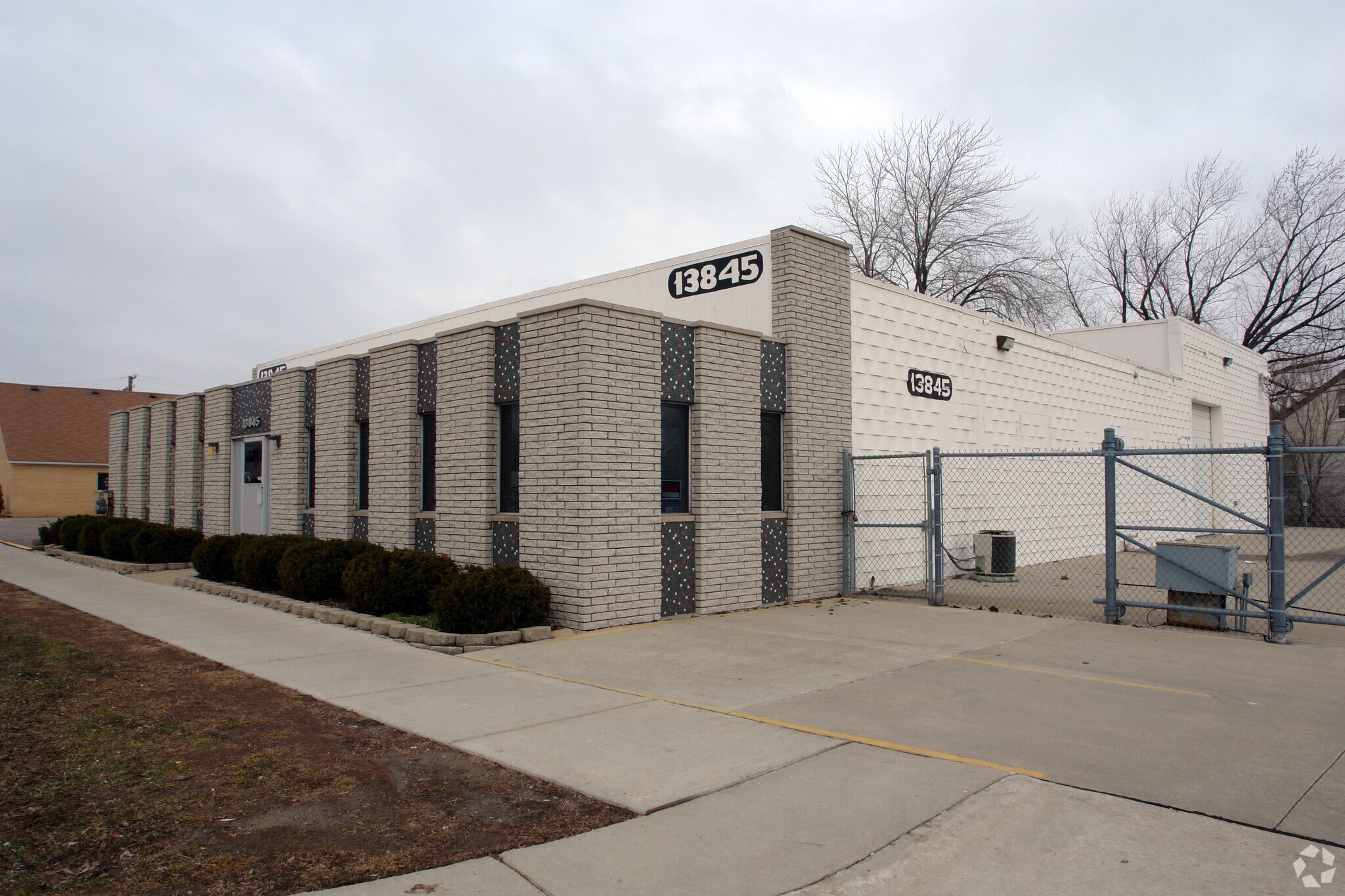 13845 E 9 Mile Rd, Warren, MI for sale Primary Photo- Image 1 of 1