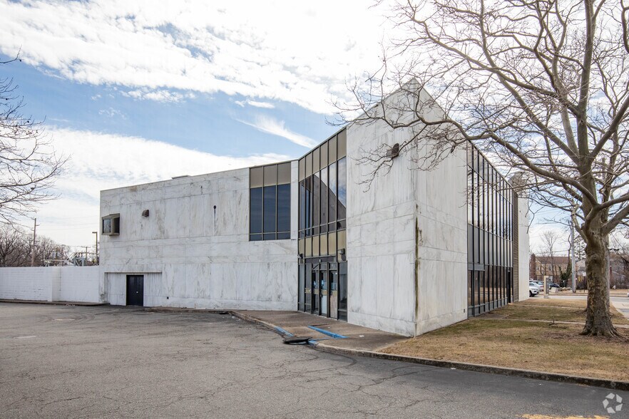 5 Green Acres Rd, Valley Stream, NY for sale - Primary Photo - Image 1 of 1