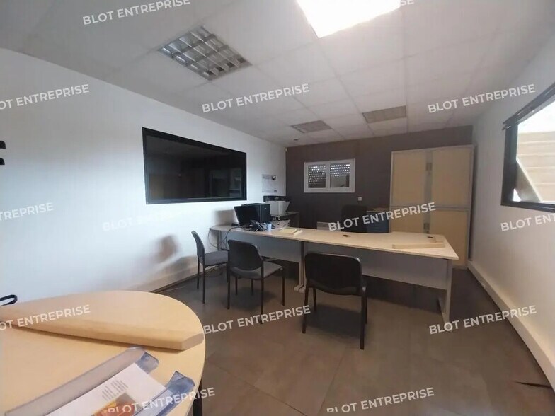 Flex in Theix-Noyalo for lease - Building Photo - Image 3 of 8