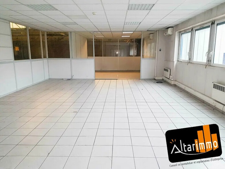 Flex in Chartres for lease - Interior Photo - Image 3 of 5