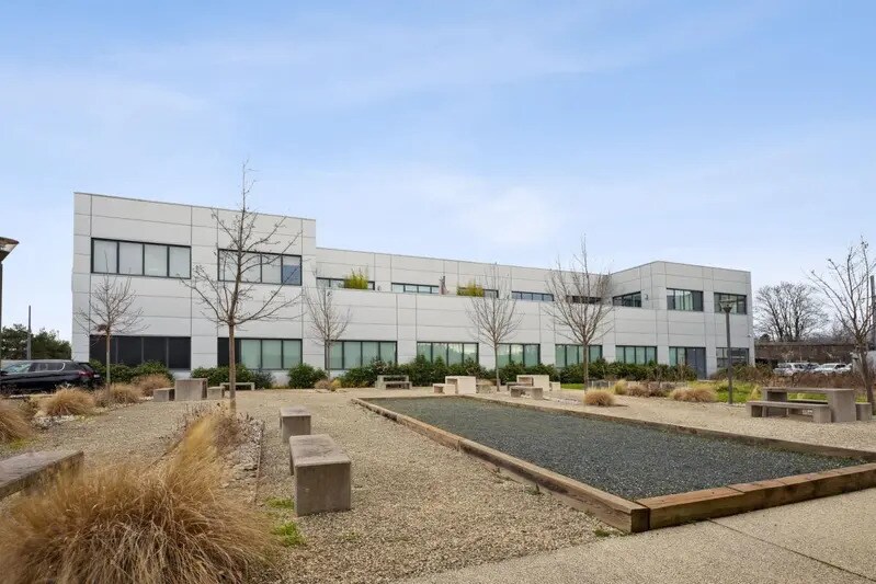 Office in Lyon for lease - Building Photo - Image 1 of 25