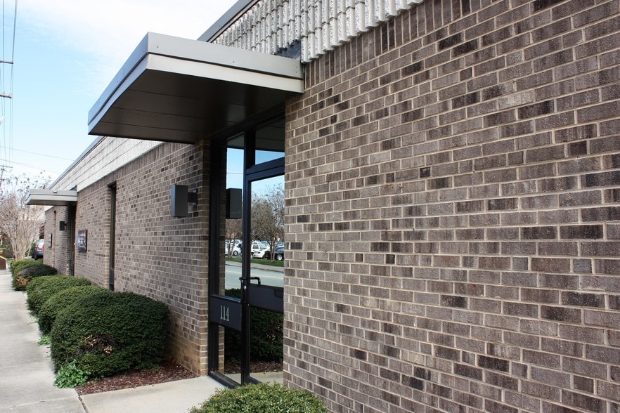 111 W Pine St, Graham, NC for lease - Building Photo - Image 1 of 23