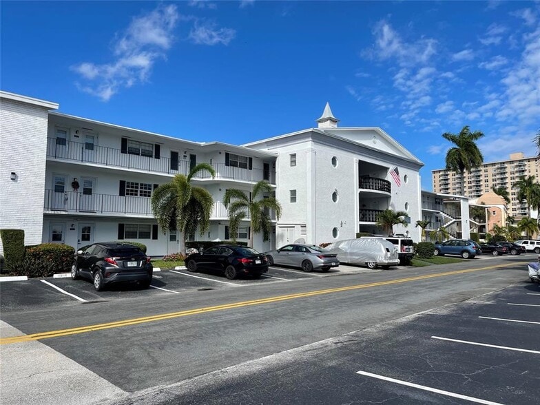 450 Paradise Isle Blvd, Hallandale Beach, FL for sale - Building Photo - Image 2 of 5