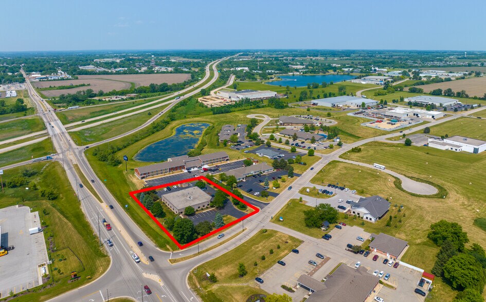 204 E Commerce Ct, Elkhorn, WI for sale - Building Photo - Image 1 of 1