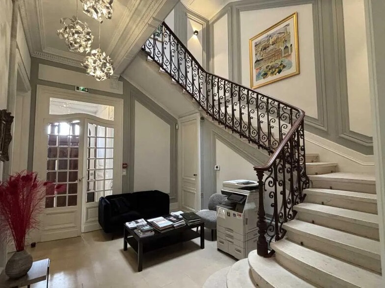 Office in Bordeaux for sale - Interior Photo - Image 2 of 4