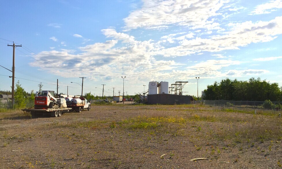 236 Station rd, Thompson, MB R8N 0A1 AUCTION. ±1.03 Acre Land in