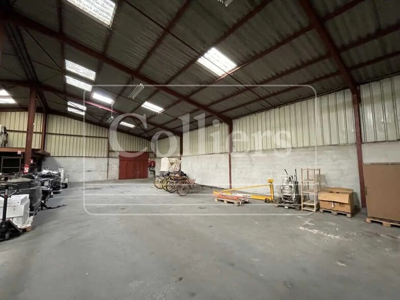 Industrial in Marignane for sale - Building Photo - Image 3 of 7