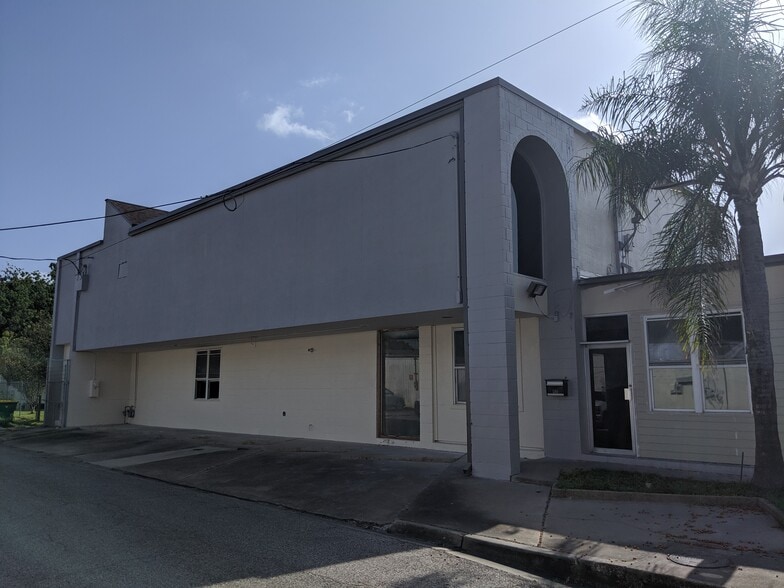 200 E Texas Ave, Baytown, TX for lease - Building Photo - Image 2 of 28