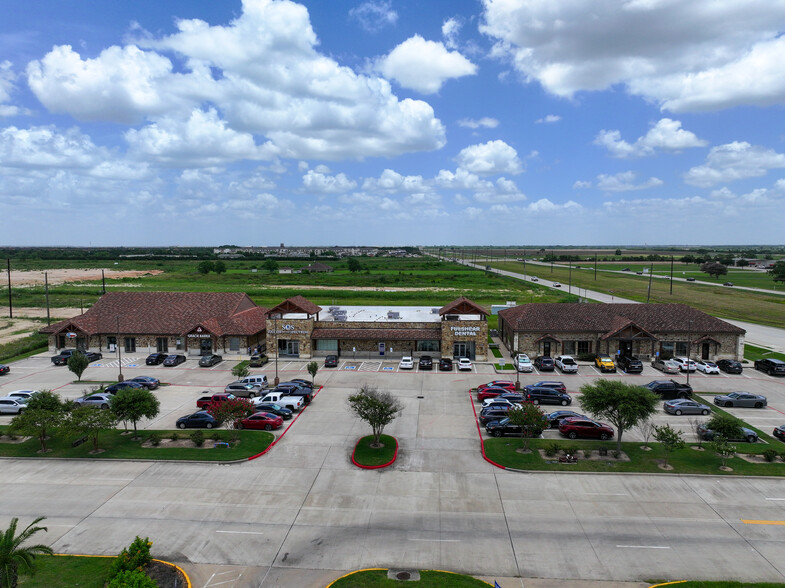 7609 Tiki Dr, Fulshear, TX for lease - Building Photo - Image 2 of 7