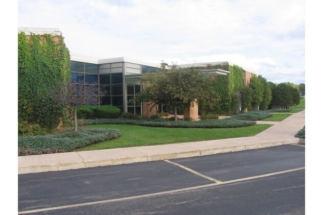 2931 Universal St, Oshkosh, WI for sale Primary Photo- Image 1 of 1