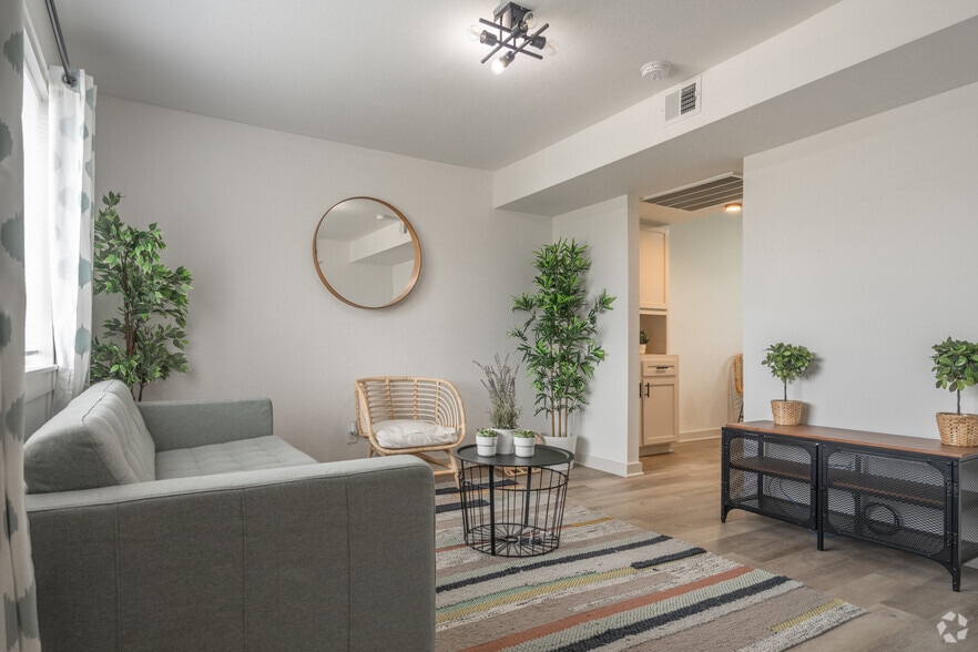 2020 Cottonwood St, Beaumont, TX for sale - Interior Photo - Image 2 of 54