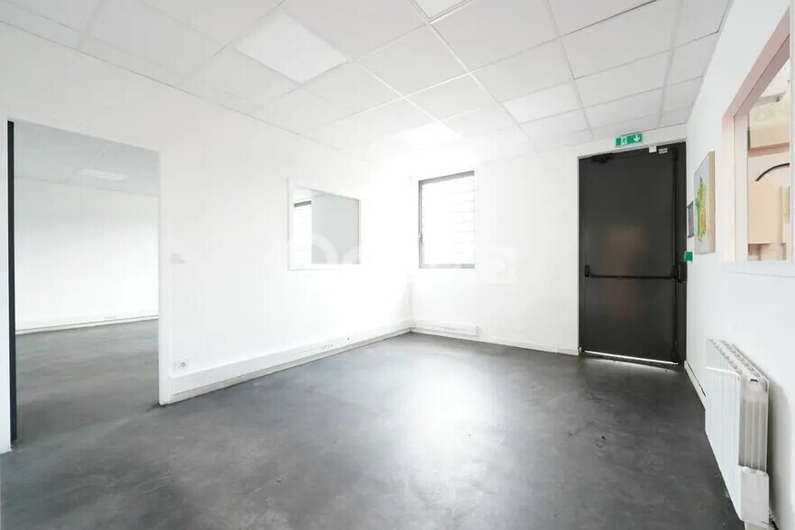 Flex in Saint-Priest for lease - Interior Photo - Image 2 of 13