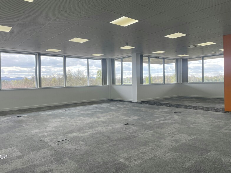 2 Lochside Vw, Edinburgh for lease - Interior Photo - Image 1 of 9