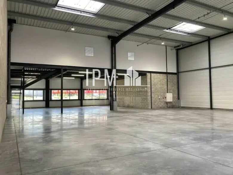 Flex in Marignane for sale - Building Photo - Image 2 of 5