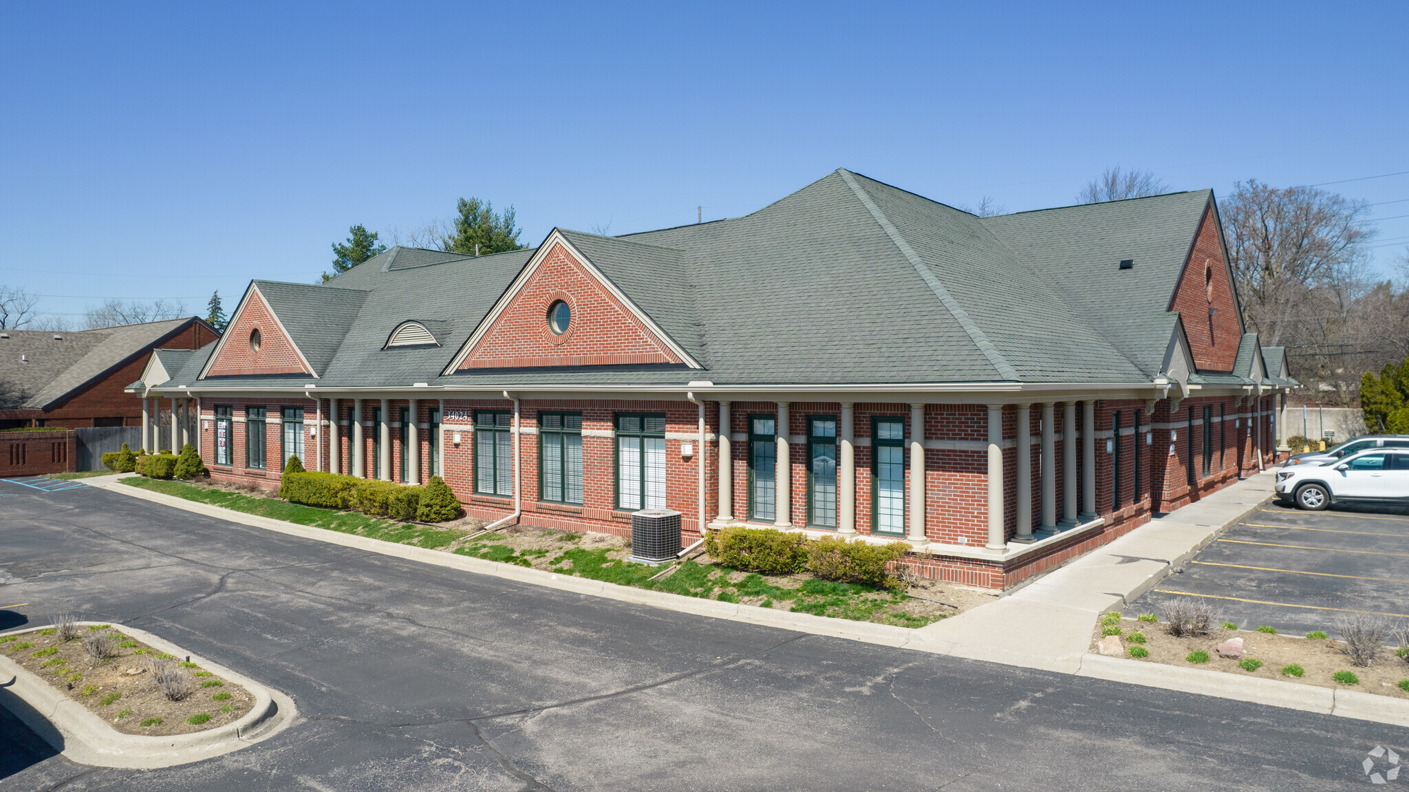 34024 W 8 Mile Rd, Farmington Hills, MI for sale Primary Photo- Image 1 of 1