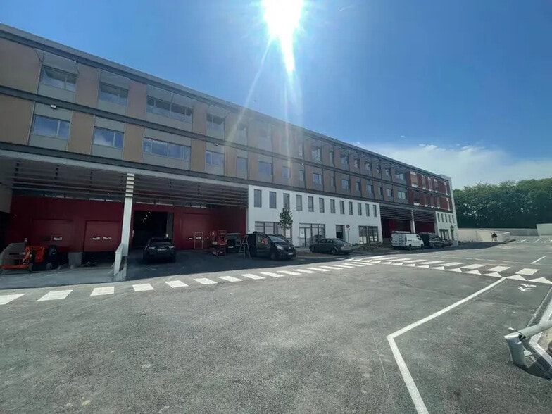 Flex in Bobigny for lease - Building Photo - Image 1 of 20