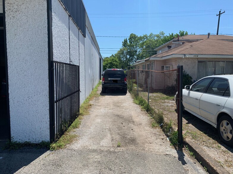 7158 Bellfort St, Houston, TX for lease - Building Photo - Image 2 of 11