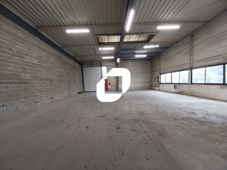 Office in Magny-les-Hameaux for lease - Interior Photo - Image 2 of 22