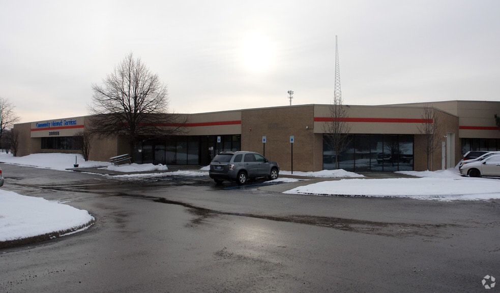 38855 Hills Tech Dr, Farmington Hills, MI for lease - Building Photo - Image 1 of 10