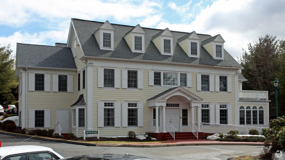 132 Monroe Tpke, Trumbull, CT for lease - Building Photo - Image 3 of 4