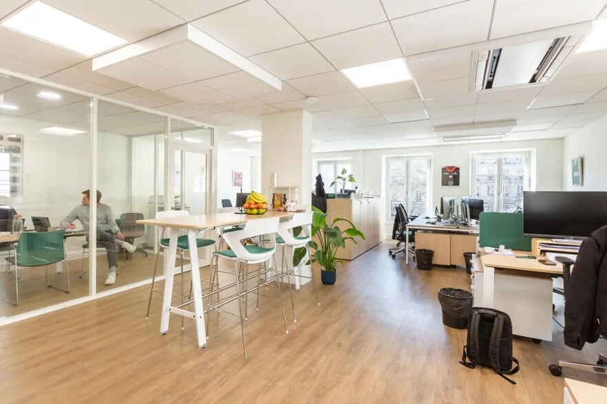 Office in Paris for lease - Interior Photo - Image 2 of 8