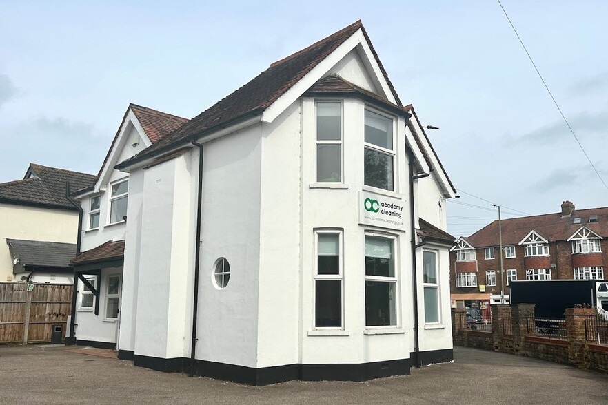 241 Chertsey Rd, Addlestone for lease - Building Photo - Image 3 of 7