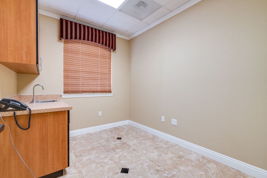 41680 Ivy St, Murrieta, CA for sale - Interior Photo - Image 3 of 30