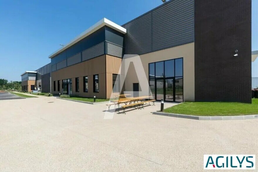 Office in Noiseau for lease - Building Photo - Image 3 of 9