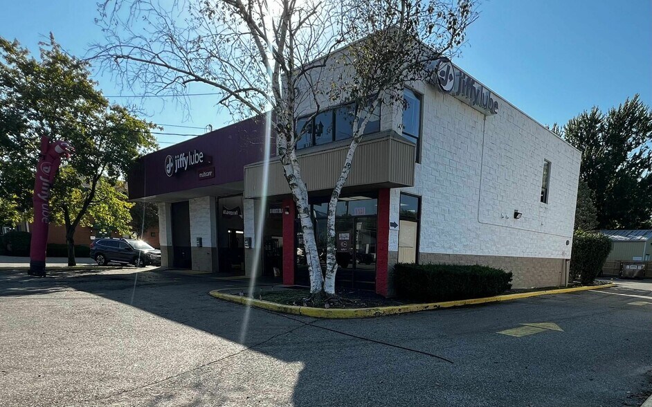 8395 Beechmont Ave, Cincinnati, OH for sale - Building Photo - Image 2 of 2