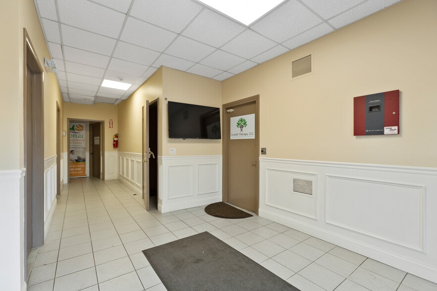 887 Main St, Monroe, CT for lease - Building Photo - Image 3 of 25