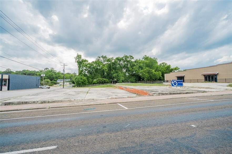 1224 Sam Houston Ave, Huntsville, TX 77340