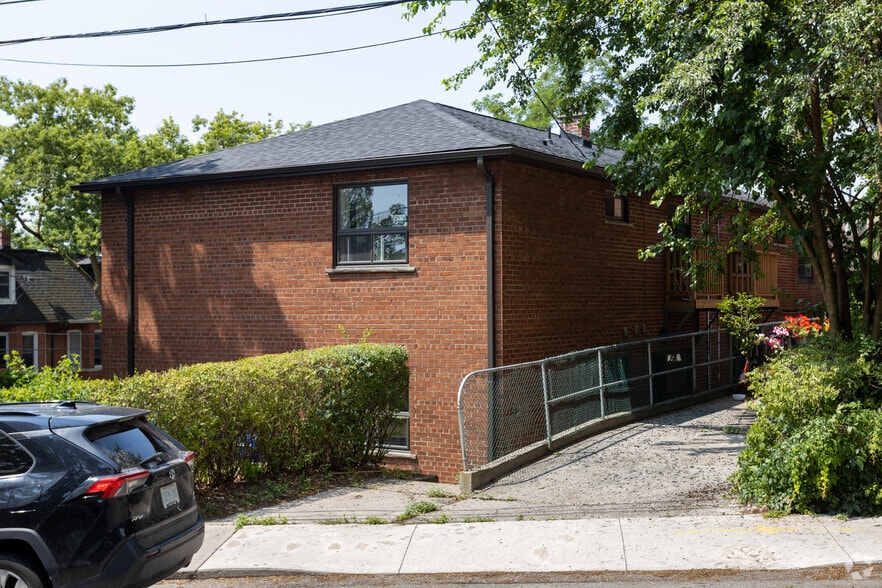 24 Indian Road Cres, Toronto, ON for sale - Primary Photo - Image 1 of 2