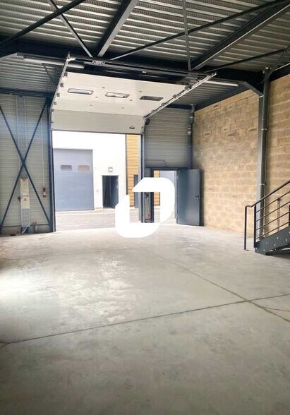 Flex in Bagnolet for lease - Interior Photo - Image 3 of 11
