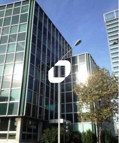 Office in Bagnolet for lease - Building Photo - Image 1 of 8