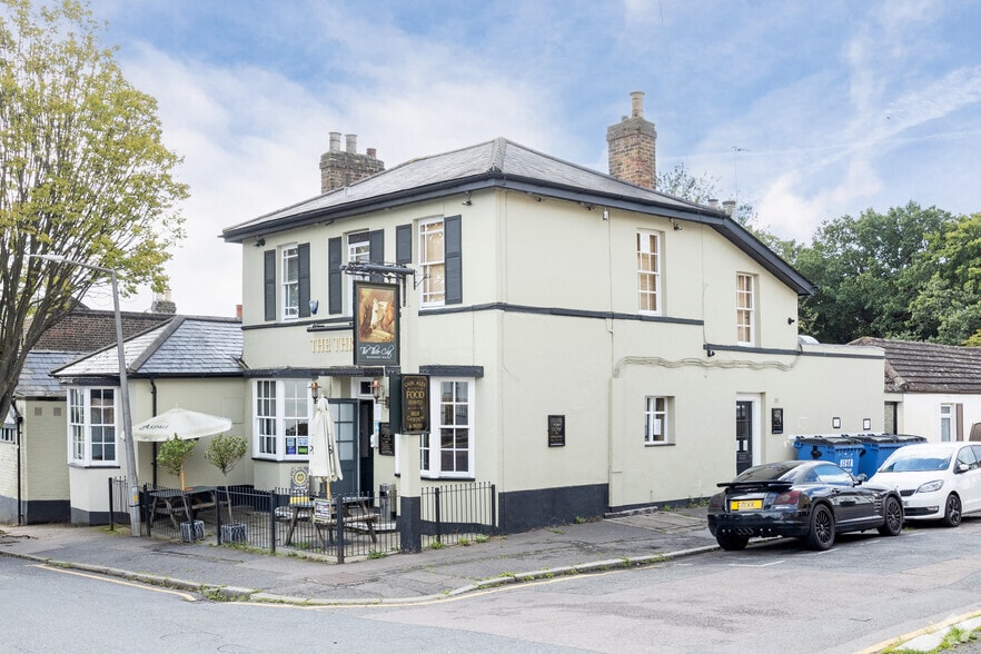 54 Princes Rd, Buckhurst Hill for sale - Primary Photo - Image 1 of 1