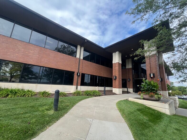 9850 Nicholas St, Omaha, NE for sale - Primary Photo - Image 1 of 1