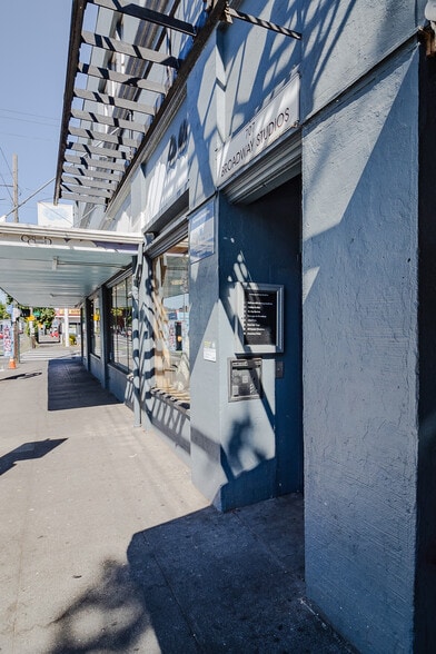 701-707 NE Broadway St, Portland, OR for lease - Building Photo - Image 2 of 8