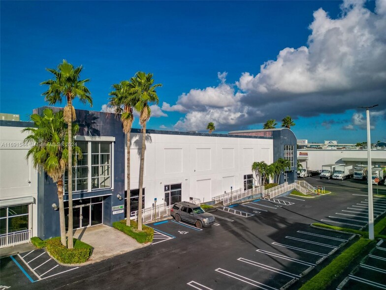 7620 NW 25th St, Miami, FL 33122 - 6,997 SF Fully Air 7620 NW 25th St, Miami, FL 33122 - 6,997 SF Fully Air