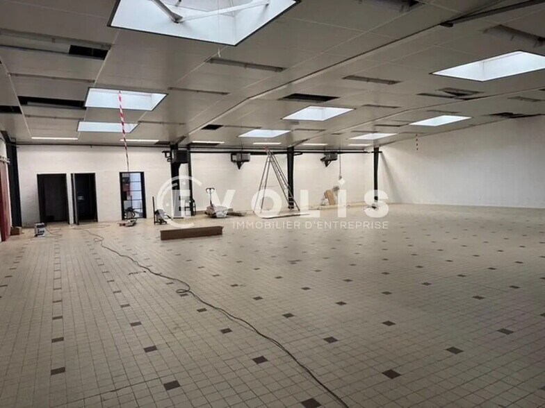 Flex in Amiens for lease - Interior Photo - Image 2 of 2